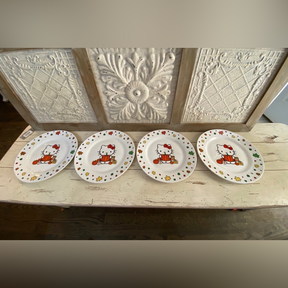 Hello Kitty  Leaves and Pumpkins Round Plate Bundle - Set of 4 New never used!